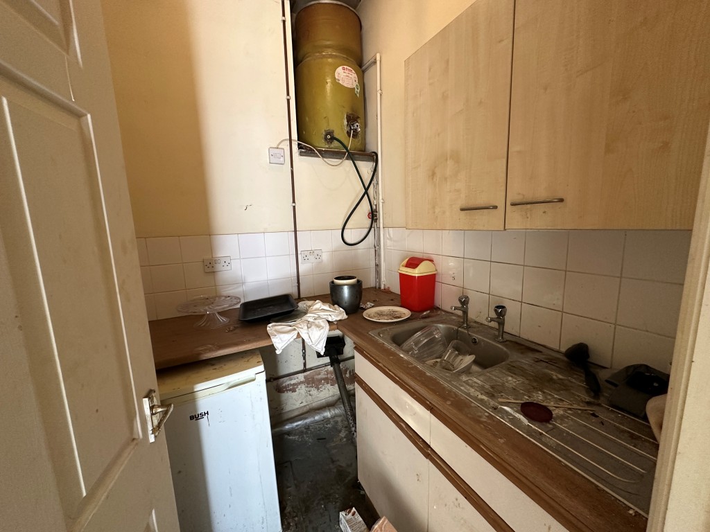 Lot: 57 - COMMERCIAL UNIT WITH LONG LEASE - Kitchen